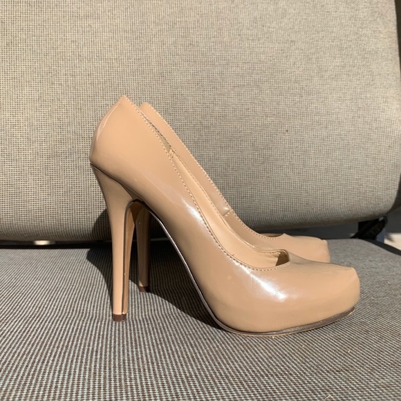 Michael Antonio nude, tan heels - Picture 1 of 9